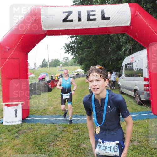 21.06.2025 - 27. Vierlanden-Triathlon MichiJ http://msf.ph/oto/8049606 15.06.2026 14:26:49 Ziel 1298, 1304 meine-sportfotos.de