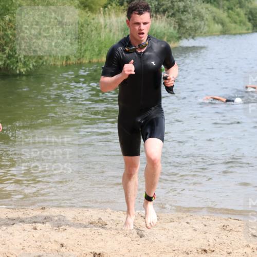 15.06.2025 - 27. Vierlanden-Triathlon Lena Gebhardt http://msf.ph/oto/8049607 15.06.2025 09:54:31 Schwimmen 253, 255, 261, 262, 294, 318, 342, 354 meine-sportfotos.de