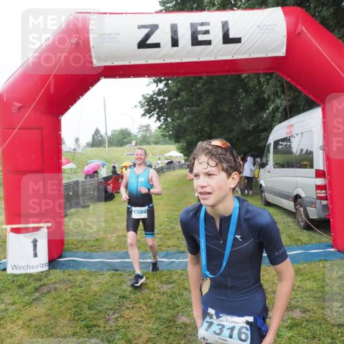 21.06.2025 - 27. Vierlanden-Triathlon MichiJ http://msf.ph/oto/8049608 15.06.2026 14:26:49 Ziel 1298, 1304 meine-sportfotos.de