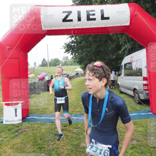 21.06.2025 - 27. Vierlanden-Triathlon MichiJ http://msf.ph/oto/8049610 15.06.2026 14:26:49 Ziel 1298, 1304 meine-sportfotos.de
