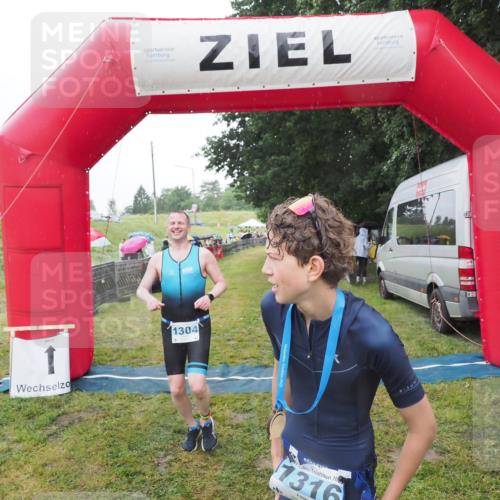 21.06.2025 - 27. Vierlanden-Triathlon MichiJ http://msf.ph/oto/8049612 15.06.2026 14:26:49 Ziel 1298, 1304 meine-sportfotos.de