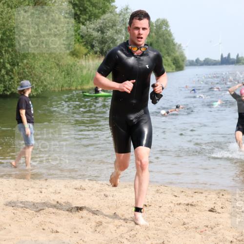 15.06.2025 - 27. Vierlanden-Triathlon Lena Gebhardt http://msf.ph/oto/8049613 15.06.2025 09:54:31 Schwimmen 253, 255, 261, 262, 294, 318, 342, 354 meine-sportfotos.de