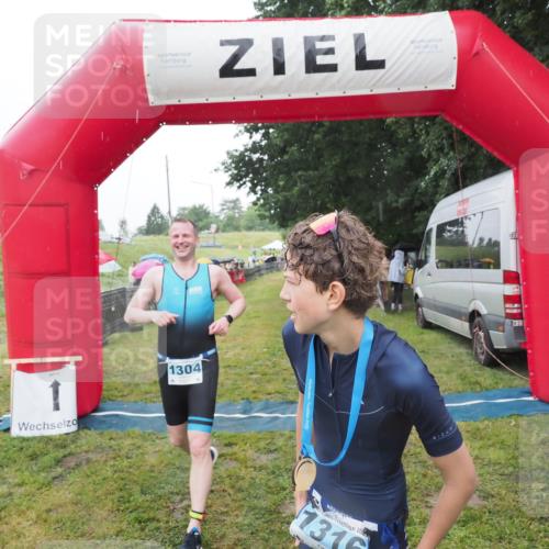 21.06.2025 - 27. Vierlanden-Triathlon MichiJ http://msf.ph/oto/8049614 15.06.2026 14:26:49 Ziel 1298, 1304 meine-sportfotos.de