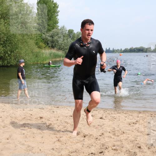 15.06.2025 - 27. Vierlanden-Triathlon Lena Gebhardt http://msf.ph/oto/8049615 15.06.2025 09:54:32 Schwimmen 253, 255, 261, 262, 294, 318, 354 meine-sportfotos.de