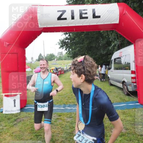 21.06.2025 - 27. Vierlanden-Triathlon MichiJ http://msf.ph/oto/8049617 15.06.2026 14:26:50 Ziel 1298, 1304 meine-sportfotos.de
