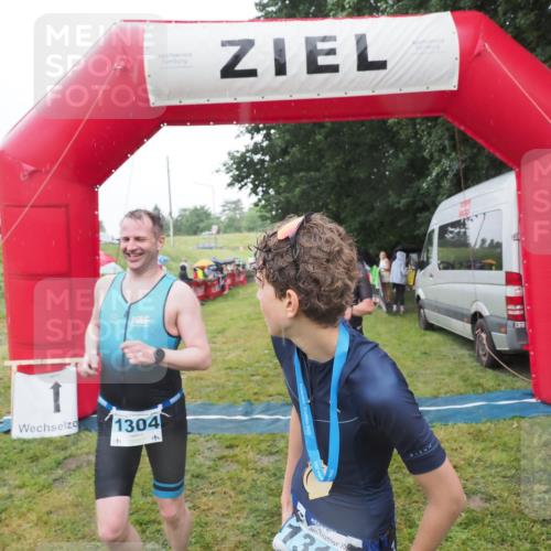 21.06.2025 - 27. Vierlanden-Triathlon MichiJ http://msf.ph/oto/8049619 15.06.2026 14:26:50 Ziel 1298, 1304 meine-sportfotos.de
