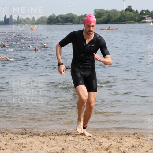 15.06.2025 - 27. Vierlanden-Triathlon Lena Gebhardt http://msf.ph/oto/8049622 15.06.2025 09:54:35 Schwimmen 262, 294, 318, 354 meine-sportfotos.de