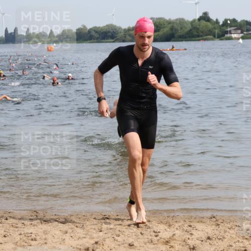 15.06.2025 - 27. Vierlanden-Triathlon Lena Gebhardt http://msf.ph/oto/8049624 15.06.2025 09:54:35 Schwimmen 262, 294, 318, 354 meine-sportfotos.de