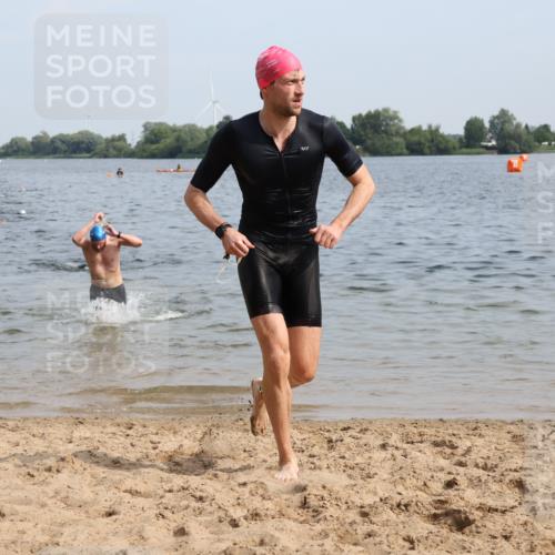 15.06.2025 - 27. Vierlanden-Triathlon Lena Gebhardt http://msf.ph/oto/8049626 15.06.2025 09:54:36 Schwimmen 262, 294, 297, 318, 354 meine-sportfotos.de