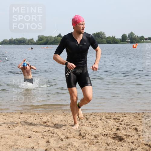 15.06.2025 - 27. Vierlanden-Triathlon Lena Gebhardt http://msf.ph/oto/8049628 15.06.2025 09:54:36 Schwimmen 262, 294, 297, 318, 354 meine-sportfotos.de