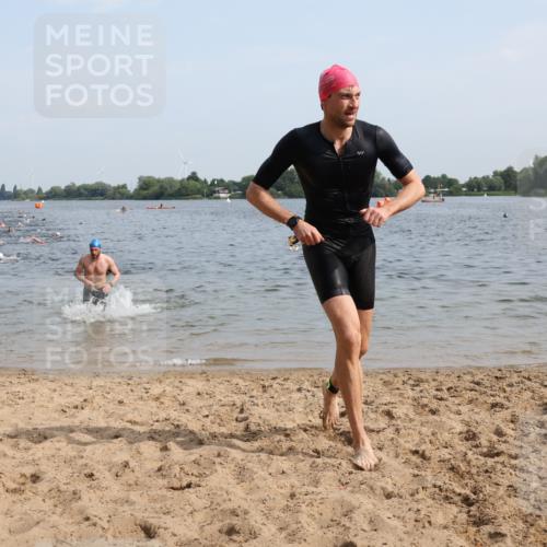 15.06.2025 - 27. Vierlanden-Triathlon Lena Gebhardt http://msf.ph/oto/8049629 15.06.2025 09:54:36 Schwimmen 262, 294, 297, 318, 354 meine-sportfotos.de