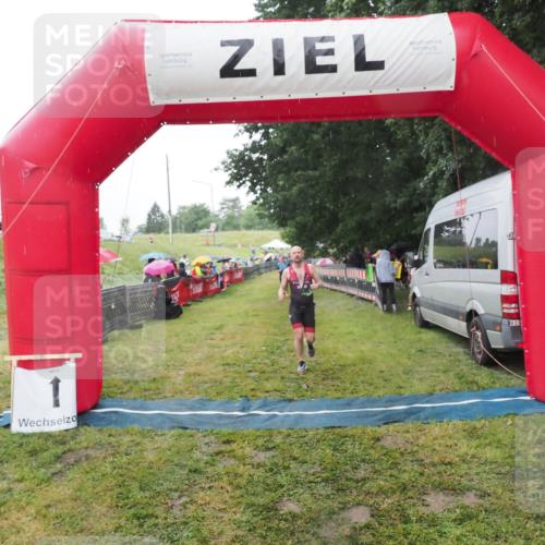 21.06.2025 - 27. Vierlanden-Triathlon MichiJ http://msf.ph/oto/8049630 15.06.2026 14:27:08 Ziel 1256 meine-sportfotos.de