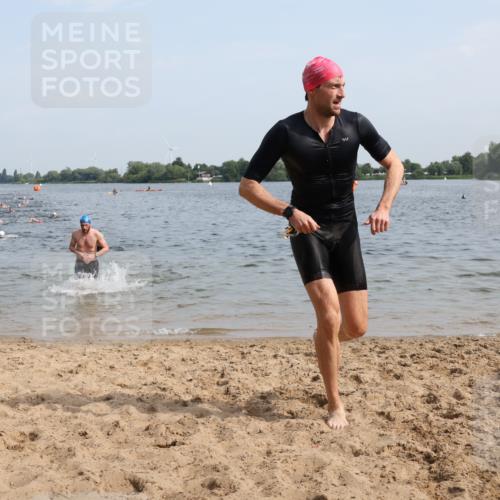 15.06.2025 - 27. Vierlanden-Triathlon Lena Gebhardt http://msf.ph/oto/8049631 15.06.2025 09:54:36 Schwimmen 262, 294, 297, 318, 354 meine-sportfotos.de