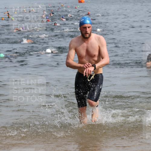 15.06.2025 - 27. Vierlanden-Triathlon Lena Gebhardt http://msf.ph/oto/8049633 15.06.2025 09:54:37 Schwimmen 262, 294, 297, 318, 354 meine-sportfotos.de