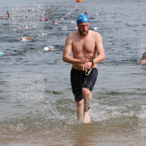 15.06.2025 - 27. Vierlanden-Triathlon Lena Gebhardt http://msf.ph/oto/8049635 15.06.2025 09:54:37 Schwimmen 262, 294, 297, 318, 354 meine-sportfotos.de