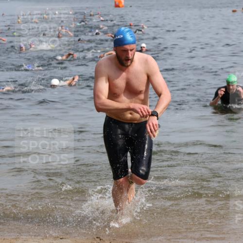 15.06.2025 - 27. Vierlanden-Triathlon Lena Gebhardt http://msf.ph/oto/8049638 15.06.2025 09:54:38 Schwimmen 262, 294, 297, 318, 354 meine-sportfotos.de