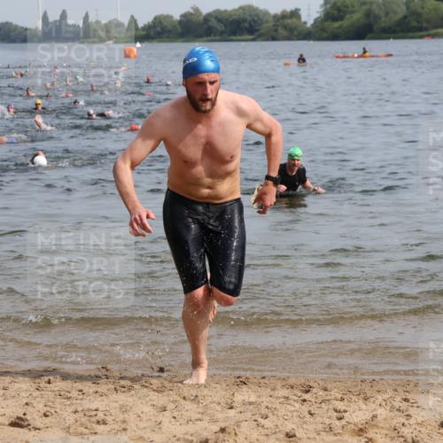 15.06.2025 - 27. Vierlanden-Triathlon Lena Gebhardt http://msf.ph/oto/8049642 15.06.2025 09:54:39 Schwimmen 262, 294, 297, 318 meine-sportfotos.de