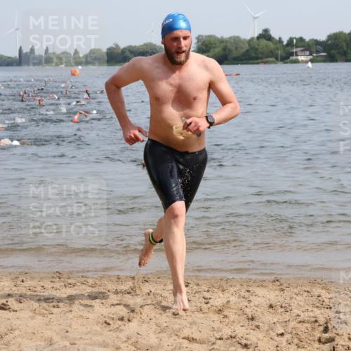 15.06.2025 - 27. Vierlanden-Triathlon Lena Gebhardt http://msf.ph/oto/8049644 15.06.2025 09:54:39 Schwimmen 262, 294, 297, 318 meine-sportfotos.de