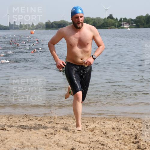 15.06.2025 - 27. Vierlanden-Triathlon Lena Gebhardt http://msf.ph/oto/8049646 15.06.2025 09:54:39 Schwimmen 262, 294, 297, 318 meine-sportfotos.de