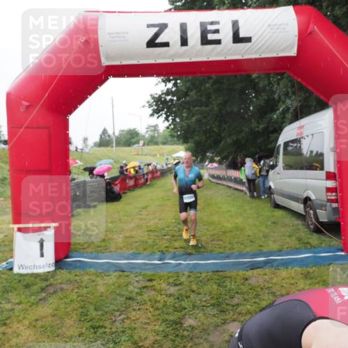21.06.2025 - 27. Vierlanden-Triathlon MichiJ http://msf.ph/oto/8049649 15.06.2026 14:27:13 Ziel 1256, 1305 meine-sportfotos.de