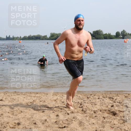 15.06.2025 - 27. Vierlanden-Triathlon Lena Gebhardt http://msf.ph/oto/8049650 15.06.2025 09:54:40 Schwimmen 262, 294, 297, 318 meine-sportfotos.de