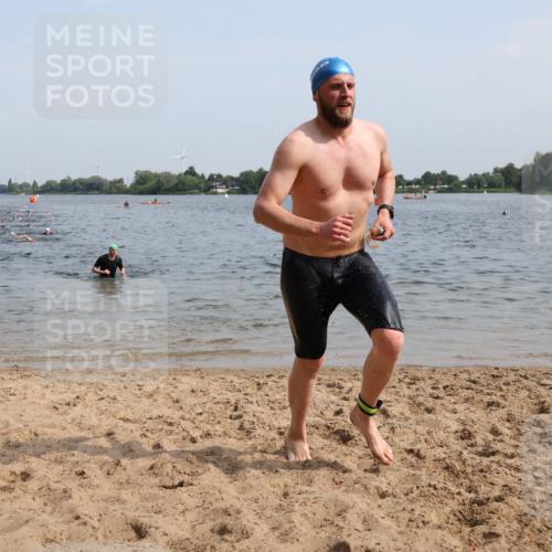15.06.2025 - 27. Vierlanden-Triathlon Lena Gebhardt http://msf.ph/oto/8049651 15.06.2025 09:54:40 Schwimmen 262, 294, 297, 318 meine-sportfotos.de