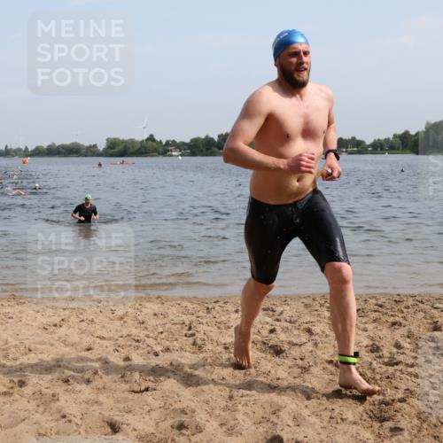 15.06.2025 - 27. Vierlanden-Triathlon Lena Gebhardt http://msf.ph/oto/8049653 15.06.2025 09:54:40 Schwimmen 262, 294, 297, 318 meine-sportfotos.de