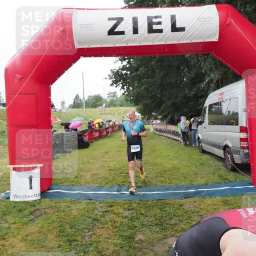 21.06.2025 - 27. Vierlanden-Triathlon MichiJ http://msf.ph/oto/8049654 15.06.2026 14:27:13 Ziel 1256, 1305 meine-sportfotos.de