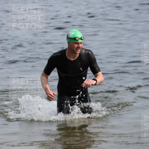 15.06.2025 - 27. Vierlanden-Triathlon Lena Gebhardt http://msf.ph/oto/8049655 15.06.2025 09:54:43 Schwimmen 262, 294, 297, 319, 361 meine-sportfotos.de
