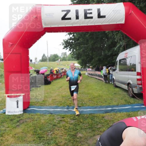 21.06.2025 - 27. Vierlanden-Triathlon MichiJ http://msf.ph/oto/8049658 15.06.2026 14:27:13 Ziel 1256, 1305 meine-sportfotos.de