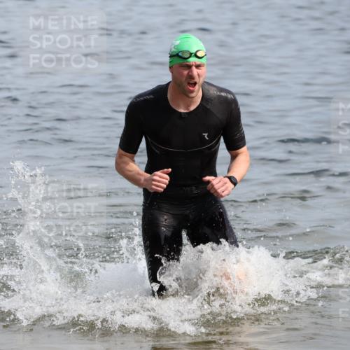 15.06.2025 - 27. Vierlanden-Triathlon Lena Gebhardt http://msf.ph/oto/8049659 15.06.2025 09:54:44 Schwimmen 262, 294, 297, 319, 361 meine-sportfotos.de