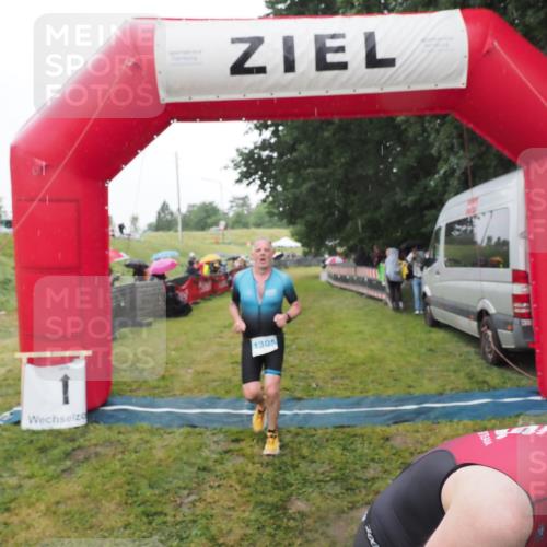 21.06.2025 - 27. Vierlanden-Triathlon MichiJ http://msf.ph/oto/8049662 15.06.2026 14:27:14 Ziel 1256, 1305 meine-sportfotos.de