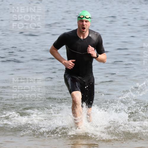 15.06.2025 - 27. Vierlanden-Triathlon Lena Gebhardt http://msf.ph/oto/8049663 15.06.2025 09:54:44 Schwimmen 262, 294, 297, 319, 361 meine-sportfotos.de