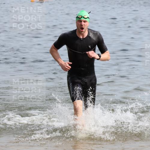 15.06.2025 - 27. Vierlanden-Triathlon Lena Gebhardt http://msf.ph/oto/8049665 15.06.2025 09:54:44 Schwimmen 262, 294, 297, 319, 361 meine-sportfotos.de
