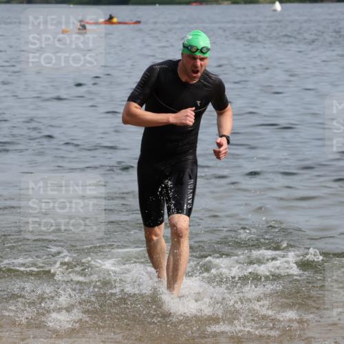 15.06.2025 - 27. Vierlanden-Triathlon Lena Gebhardt http://msf.ph/oto/8049666 15.06.2025 09:54:45 Schwimmen 262, 294, 297, 319, 361 meine-sportfotos.de