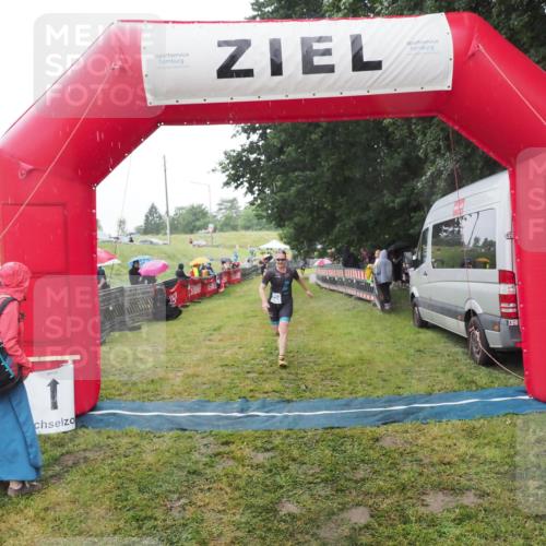 21.06.2025 - 27. Vierlanden-Triathlon MichiJ http://msf.ph/oto/8049667 15.06.2026 14:27:26 Ziel 1224 meine-sportfotos.de