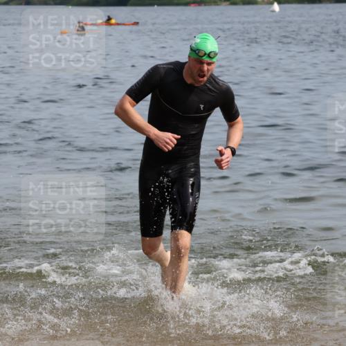 15.06.2025 - 27. Vierlanden-Triathlon Lena Gebhardt http://msf.ph/oto/8049668 15.06.2025 09:54:45 Schwimmen 262, 294, 297, 319, 361 meine-sportfotos.de