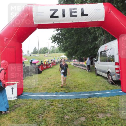21.06.2025 - 27. Vierlanden-Triathlon MichiJ http://msf.ph/oto/8049671 15.06.2026 14:27:26 Ziel 1224 meine-sportfotos.de