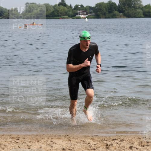 15.06.2025 - 27. Vierlanden-Triathlon Lena Gebhardt http://msf.ph/oto/8049672 15.06.2025 09:54:45 Schwimmen 262, 294, 297, 319, 361 meine-sportfotos.de