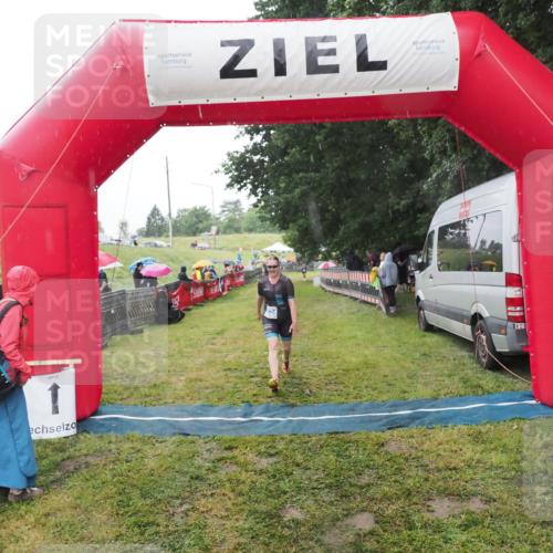 21.06.2025 - 27. Vierlanden-Triathlon MichiJ http://msf.ph/oto/8049673 15.06.2026 14:27:26 Ziel 1224 meine-sportfotos.de