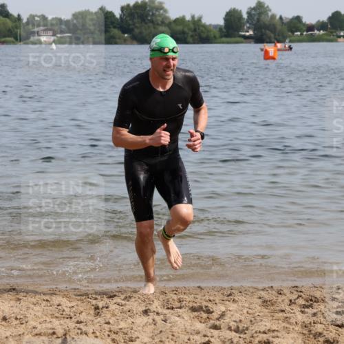 15.06.2025 - 27. Vierlanden-Triathlon Lena Gebhardt http://msf.ph/oto/8049674 15.06.2025 09:54:46 Schwimmen 262, 294, 297, 319, 361 meine-sportfotos.de