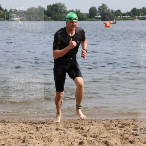 15.06.2025 - 27. Vierlanden-Triathlon Lena Gebhardt http://msf.ph/oto/8049676 15.06.2025 09:54:46 Schwimmen 262, 294, 297, 319, 361 meine-sportfotos.de