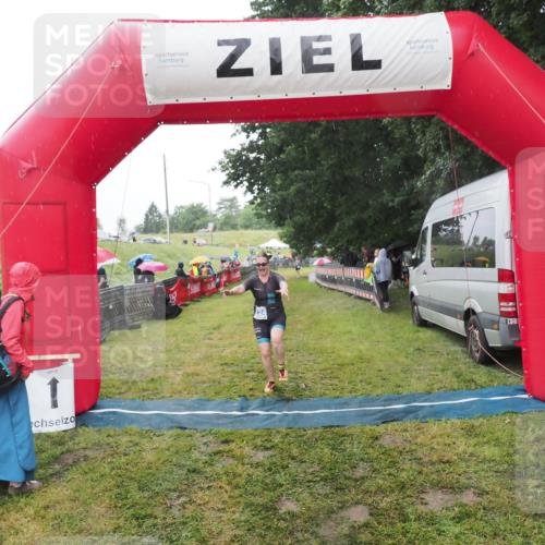 21.06.2025 - 27. Vierlanden-Triathlon MichiJ http://msf.ph/oto/8049677 15.06.2026 14:27:27 Ziel 1224 meine-sportfotos.de