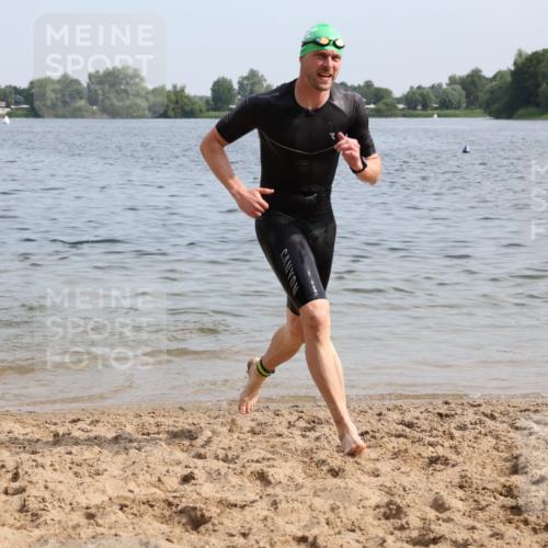 15.06.2025 - 27. Vierlanden-Triathlon Lena Gebhardt http://msf.ph/oto/8049678 15.06.2025 09:54:47 Schwimmen 294, 297, 319, 361 meine-sportfotos.de