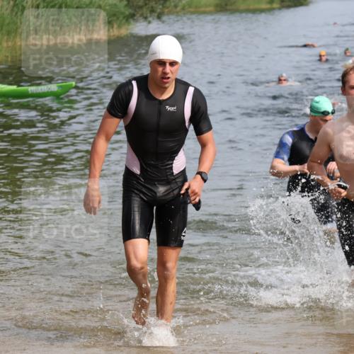 15.06.2025 - 27. Vierlanden-Triathlon Lena Gebhardt http://msf.ph/oto/8049681 15.06.2025 09:54:48 Schwimmen 294, 297, 319, 336, 344, 361 meine-sportfotos.de