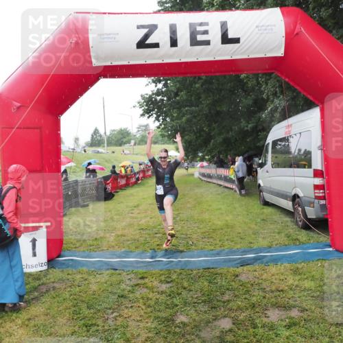 21.06.2025 - 27. Vierlanden-Triathlon MichiJ http://msf.ph/oto/8049682 15.06.2026 14:27:27 Ziel 1224 meine-sportfotos.de