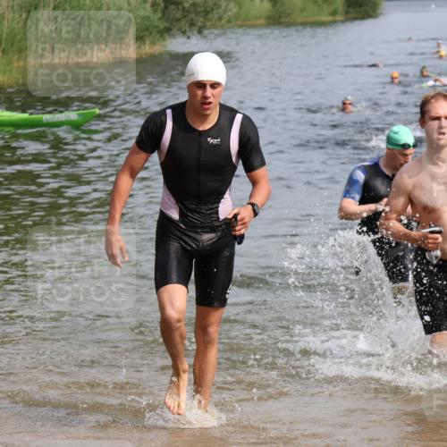 15.06.2025 - 27. Vierlanden-Triathlon Lena Gebhardt http://msf.ph/oto/8049683 15.06.2025 09:54:48 Schwimmen 294, 297, 319, 336, 344, 361 meine-sportfotos.de