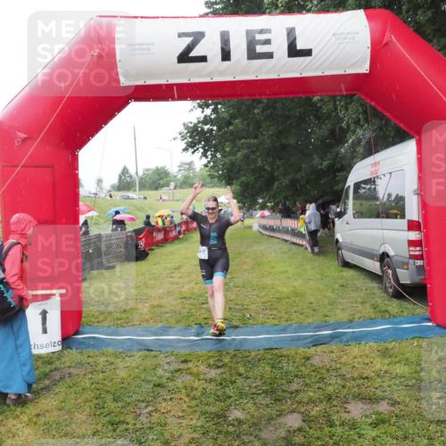 21.06.2025 - 27. Vierlanden-Triathlon MichiJ http://msf.ph/oto/8049684 15.06.2026 14:27:27 Ziel 1224 meine-sportfotos.de