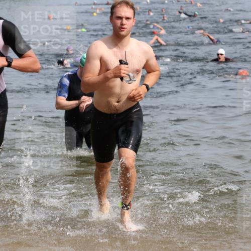 15.06.2025 - 27. Vierlanden-Triathlon Lena Gebhardt http://msf.ph/oto/8049685 15.06.2025 09:54:49 Schwimmen 294, 297, 319, 336, 344, 361 meine-sportfotos.de