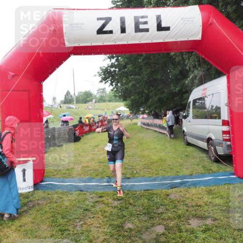 21.06.2025 - 27. Vierlanden-Triathlon MichiJ http://msf.ph/oto/8049686 15.06.2026 14:27:27 Ziel 1224 meine-sportfotos.de